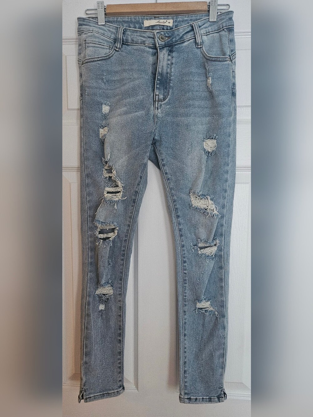 Women’s Distressed Light Wash Blue Jeans. Size USM. Great Qaulity. High Rise.